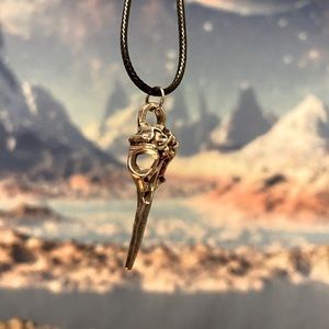 4/10$ NEW Raven Skull Necklace